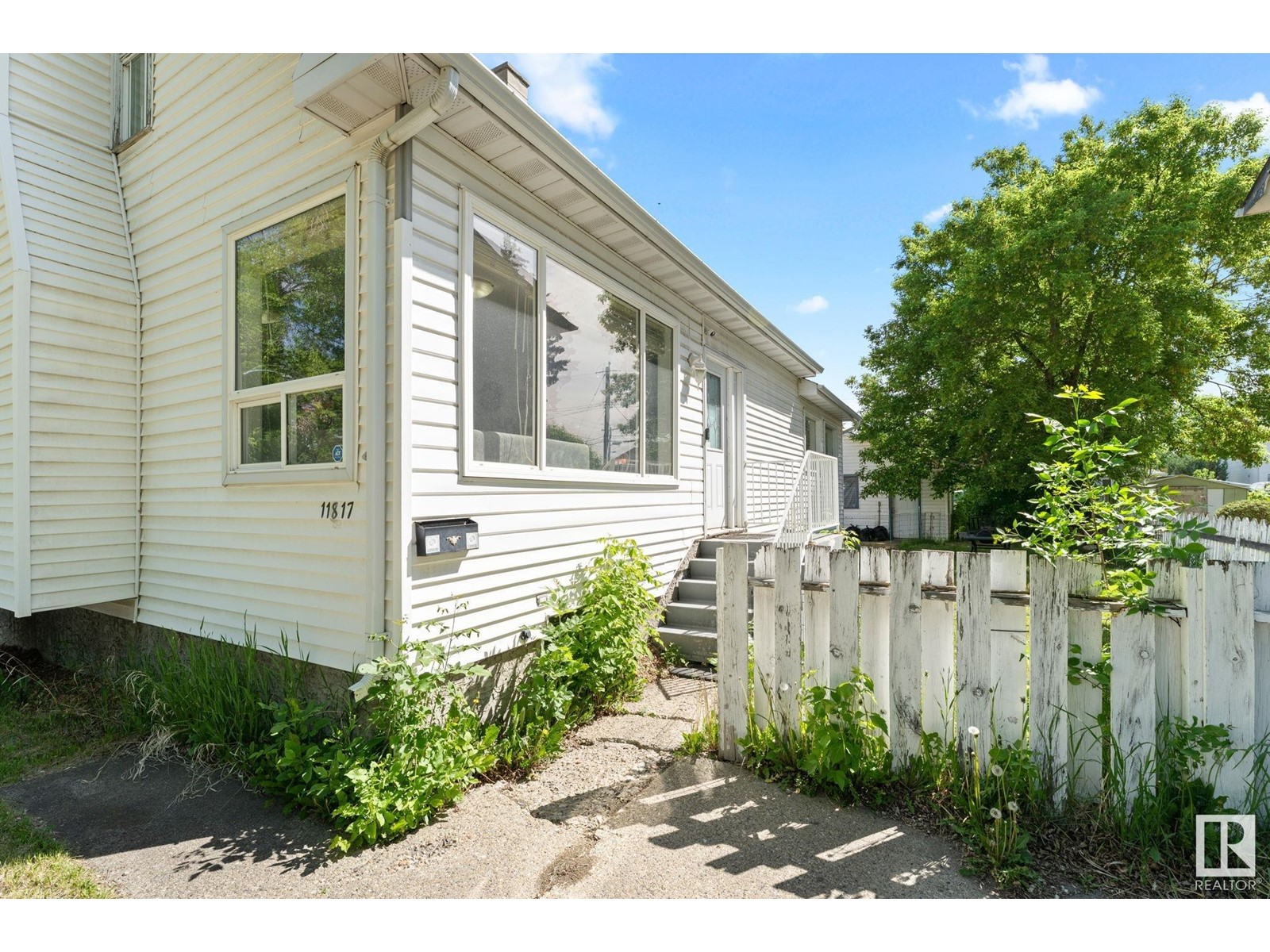 Property at 11817 44 ST NW image 2