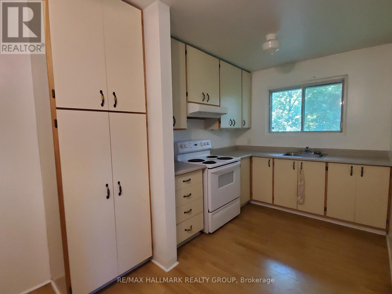 1390 Mayview Avenue, Ottawa, Ontario  K1Z 8H7 - Photo 6 - X12193953