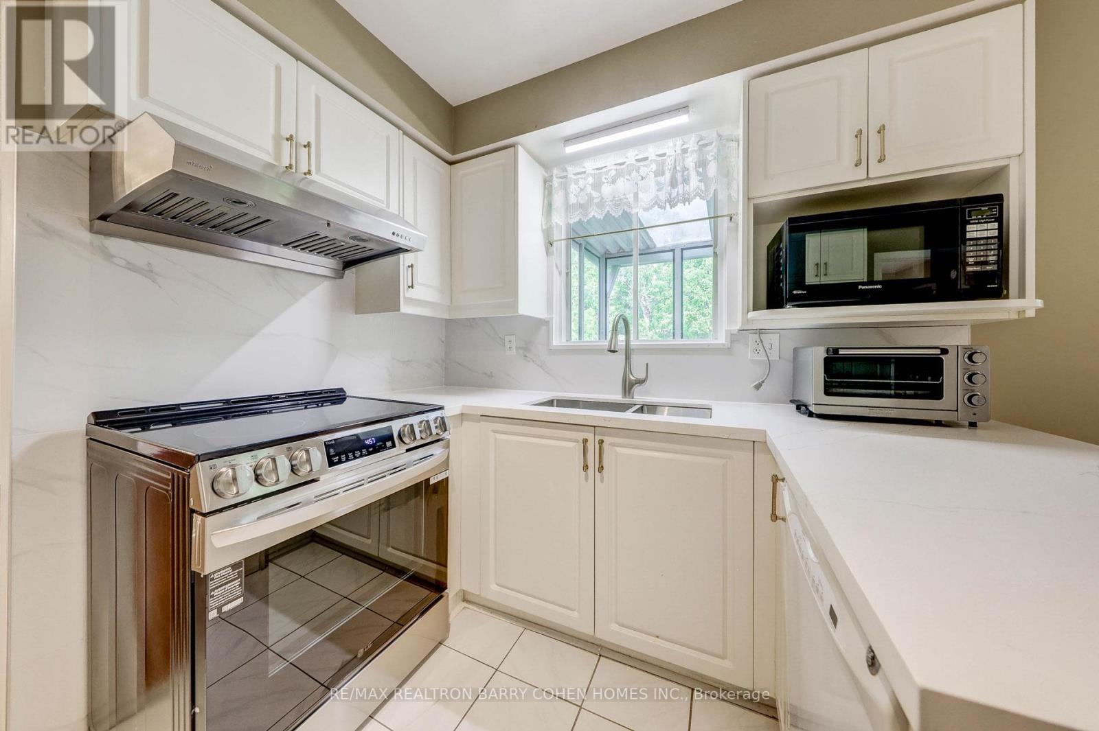68 Abbeywood Trail, Toronto, Ontario  M3B 3B5 - Photo 11 - C12193963
