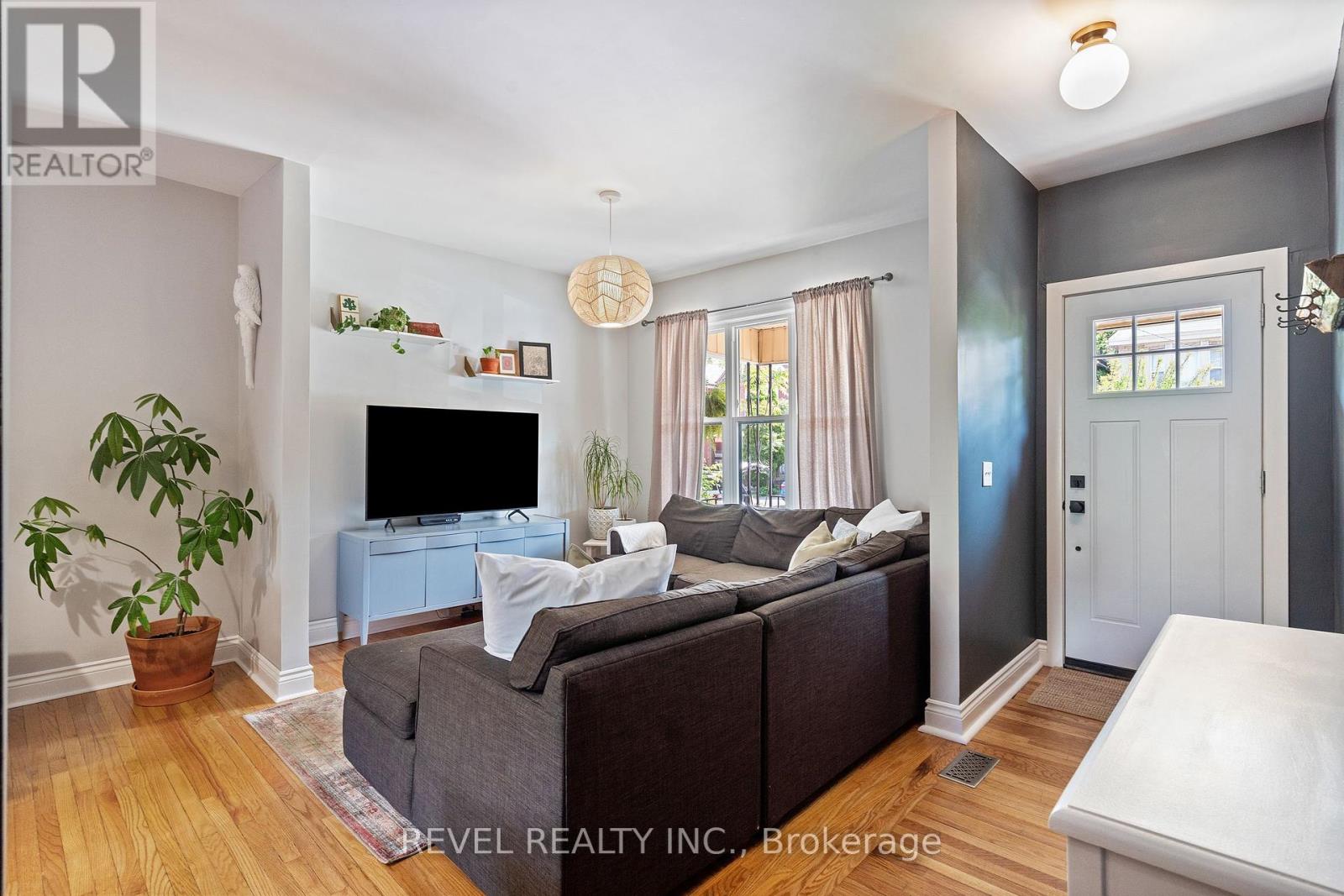 33 Holton Avenue N, Hamilton (Gibson), Ontario  L8L 6H3 - Photo 6 - X12193804