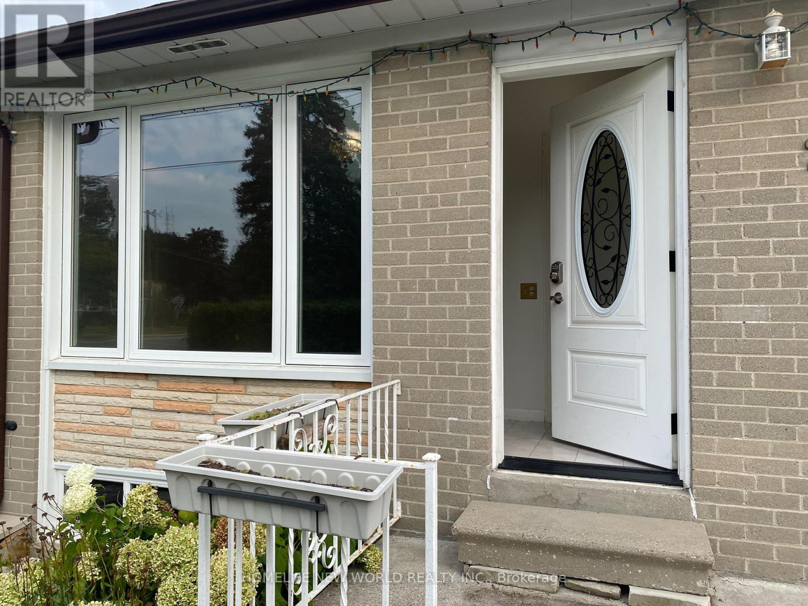Upper - 213 Beechy Drive, Richmond Hill, Ontario  L4C 2X6 - Photo 2 - N12193975