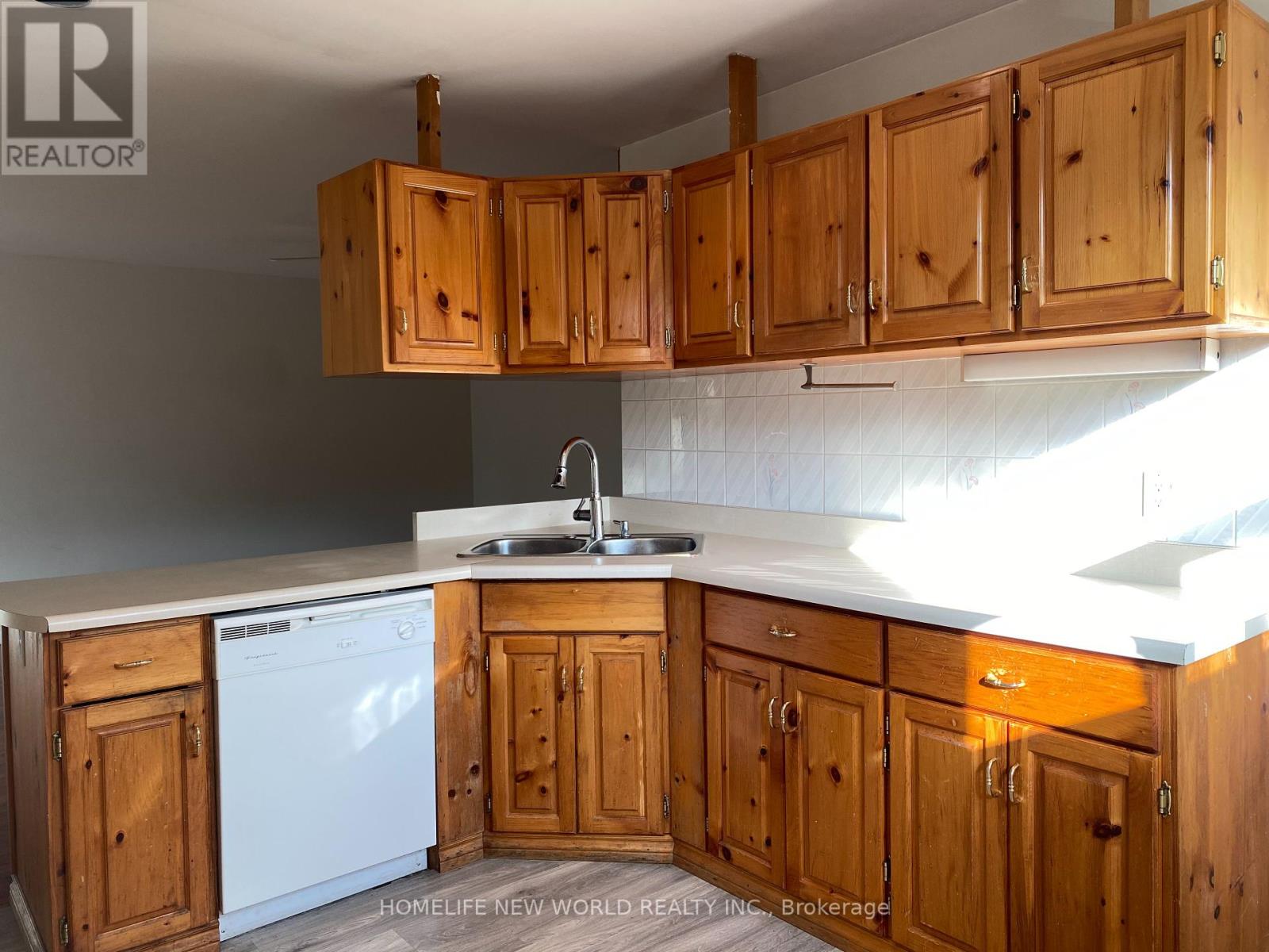 Upper - 213 Beechy Drive, Richmond Hill, Ontario  L4C 2X6 - Photo 4 - N12193975