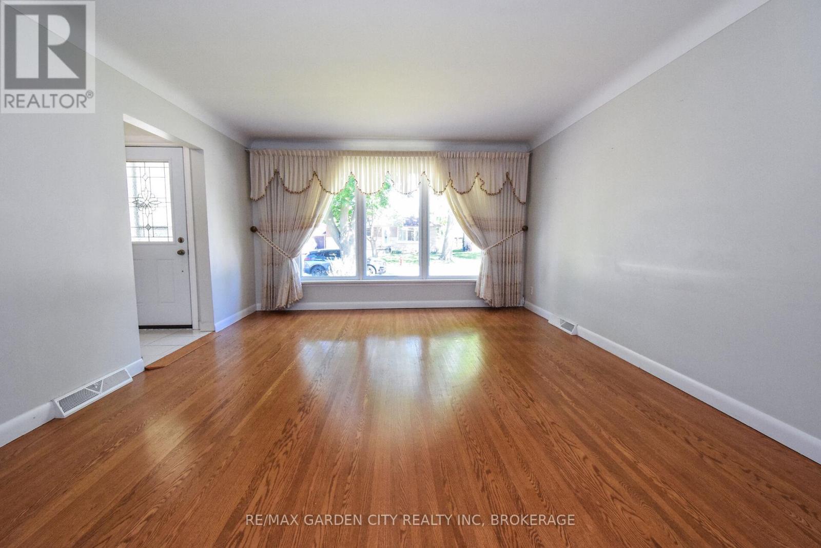 115 Larraine Street, Welland (Broadway), Ontario  L3C 5K3 - Photo 12 - X12184051