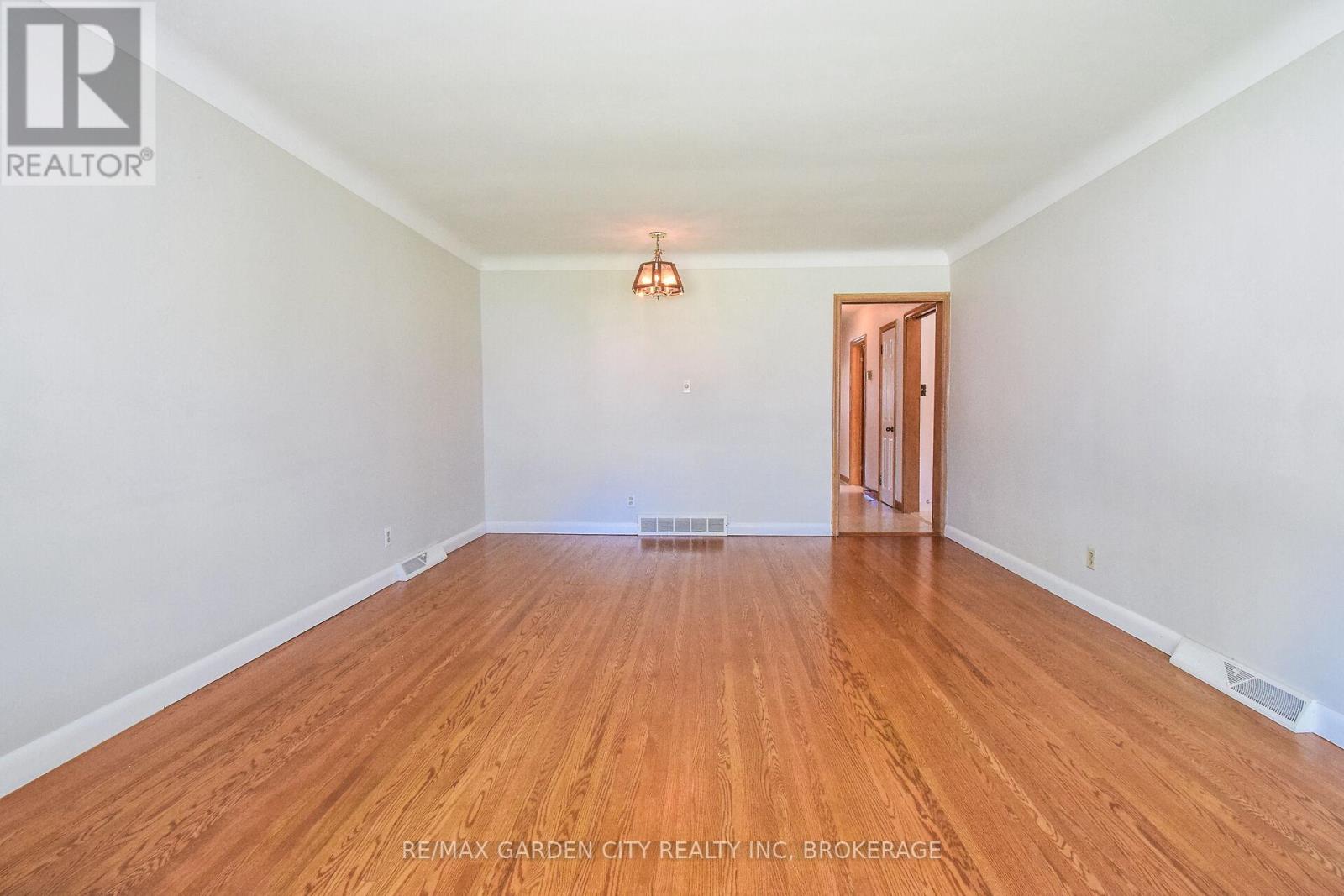 115 Larraine Street, Welland (Broadway), Ontario  L3C 5K3 - Photo 11 - X12184051