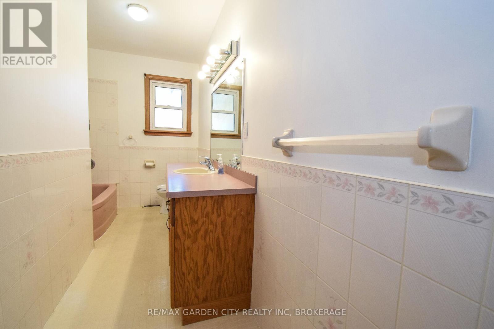 115 Larraine Street, Welland (Broadway), Ontario  L3C 5K3 - Photo 24 - X12184051