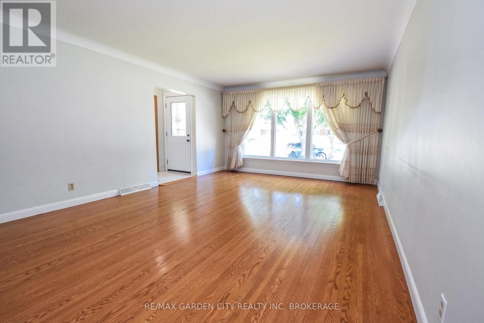 115 Larraine Street, Welland (Broadway), Ontario  L3C 5K3 - Photo 13 - X12184051