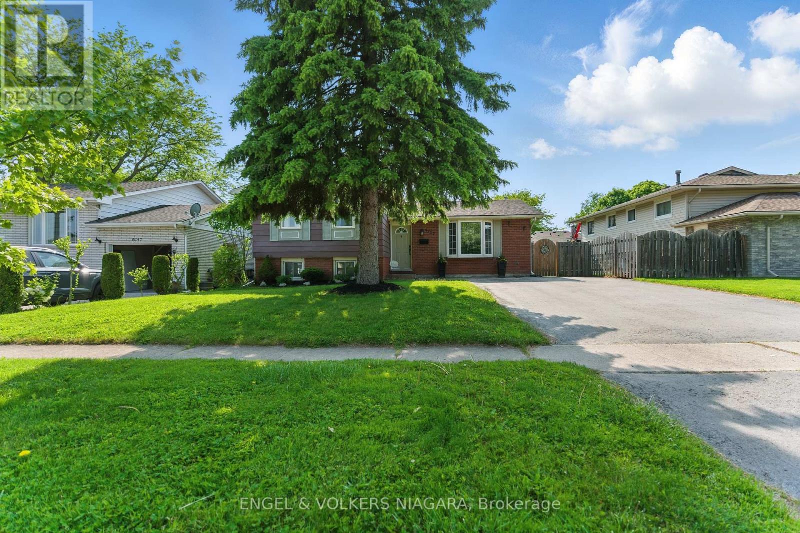 6137 Kirkland Drive, Niagara Falls (West Wood), Ontario  L2H 2A7 - Photo 2 - X12194002