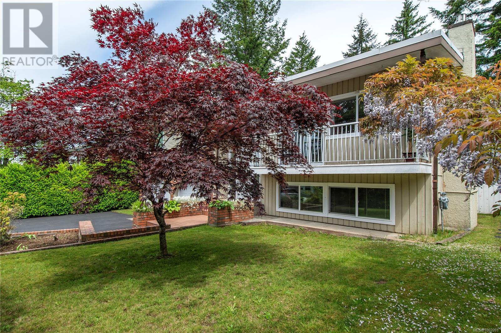 Property at 183 Dogwood St S image 3