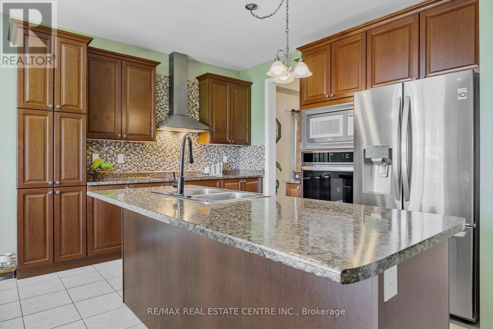 904 O'reilly Crescent, Shelburne, Ontario  L9V 2S7 - Photo 9 - X12194025