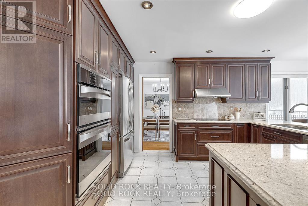 42 Marchbrook Circle, Ottawa, Ontario  K2W 1A1 - Photo 11 - X12194060