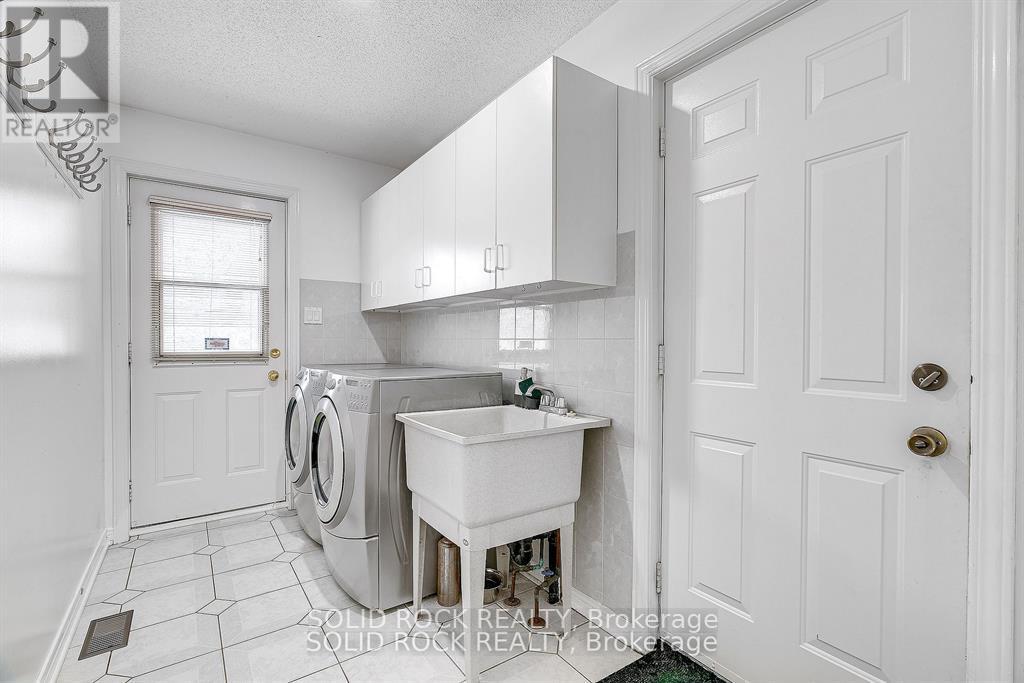 42 Marchbrook Circle, Ottawa, Ontario  K2W 1A1 - Photo 15 - X12194060