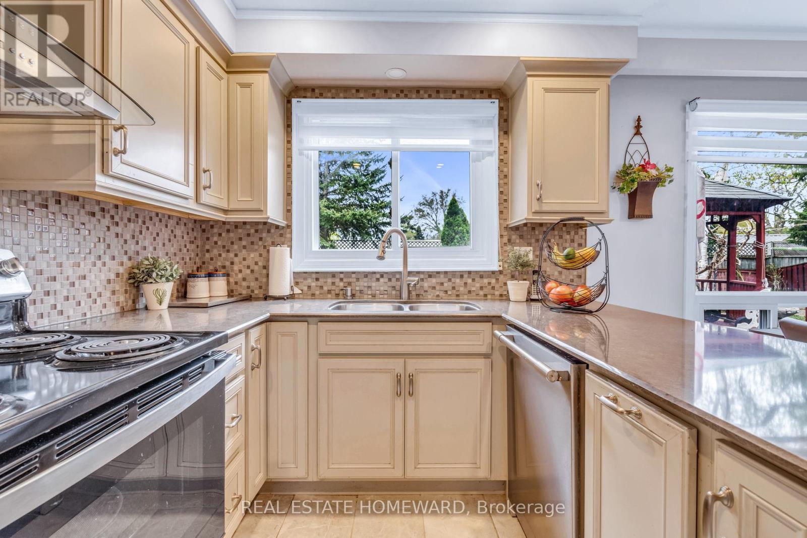 2032 Shannon Drive, Mississauga (Sheridan), Ontario  L5H 3W3 - Photo 10 - W12193910