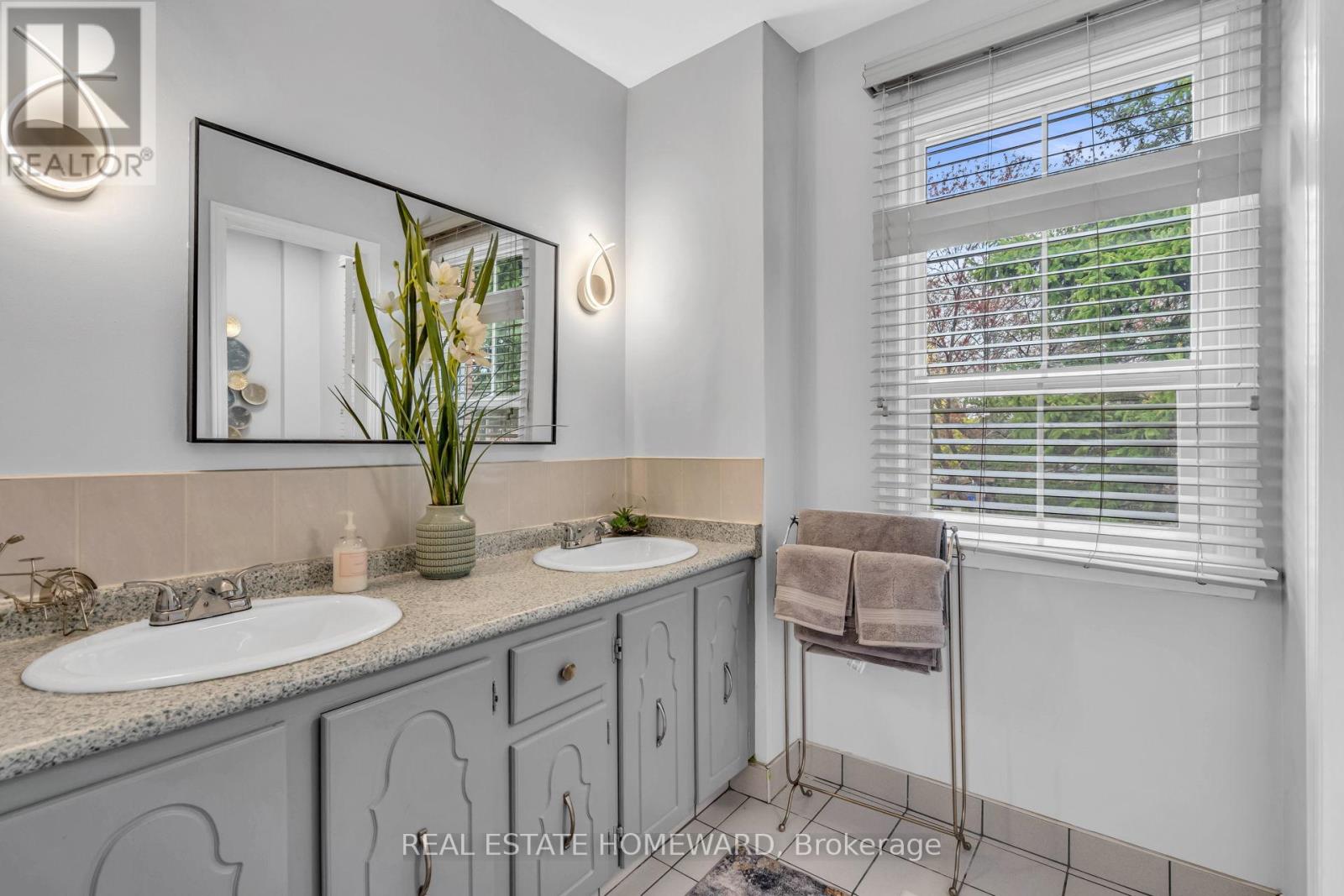 2032 Shannon Drive, Mississauga (Sheridan), Ontario  L5H 3W3 - Photo 23 - W12193910
