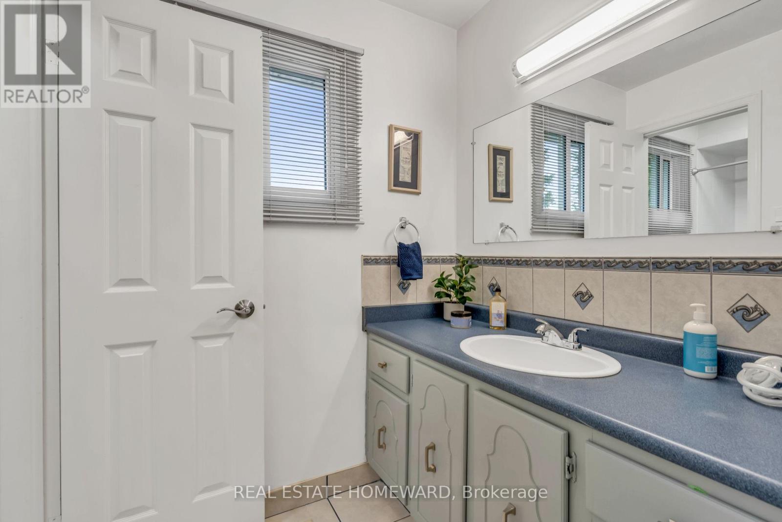 2032 Shannon Drive, Mississauga (Sheridan), Ontario  L5H 3W3 - Photo 19 - W12193910
