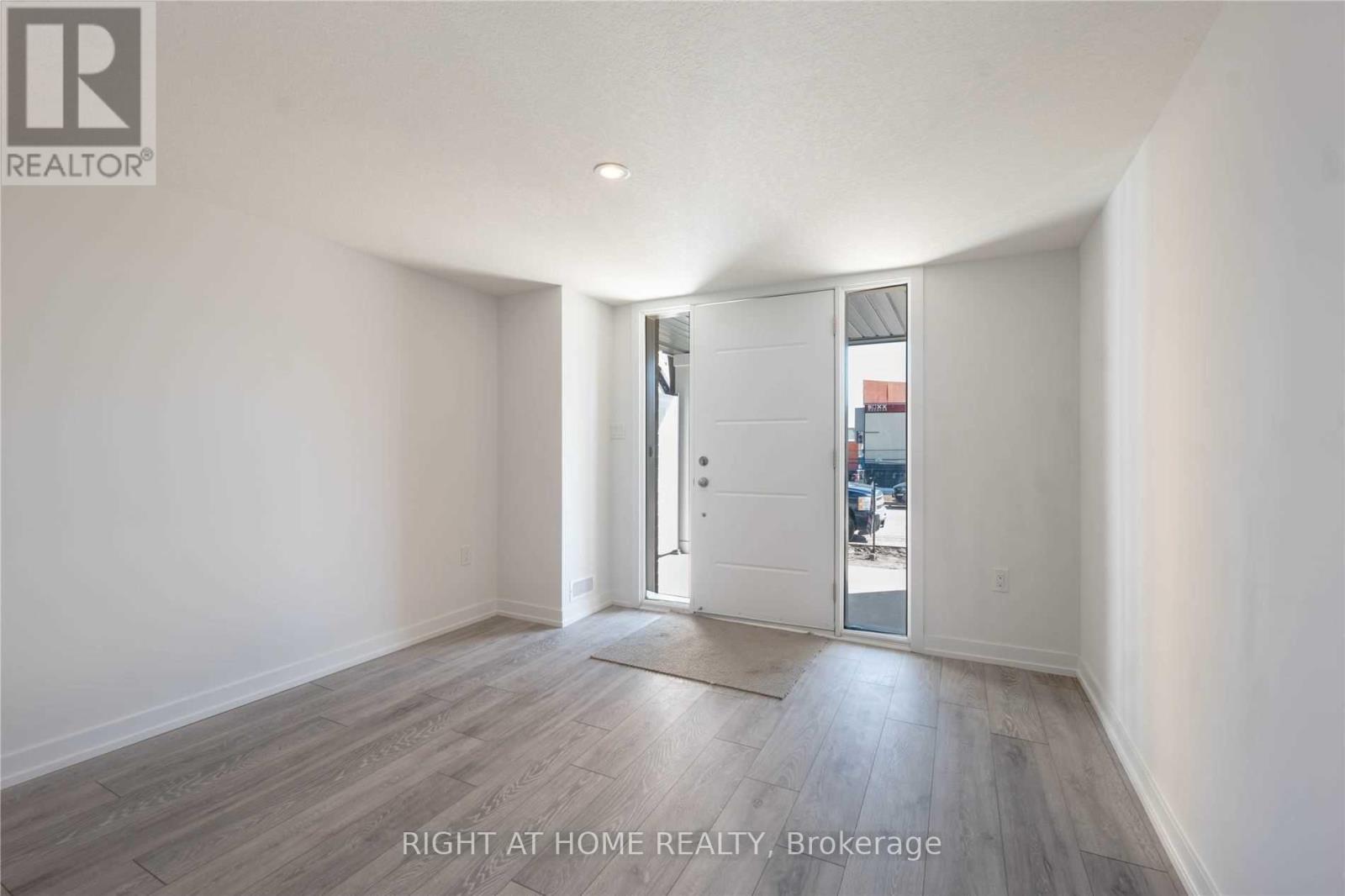 197 - 205 West Oak Terrace N, Kitchener, Ontario  N2R 0R9 - Photo 2 - X12194081