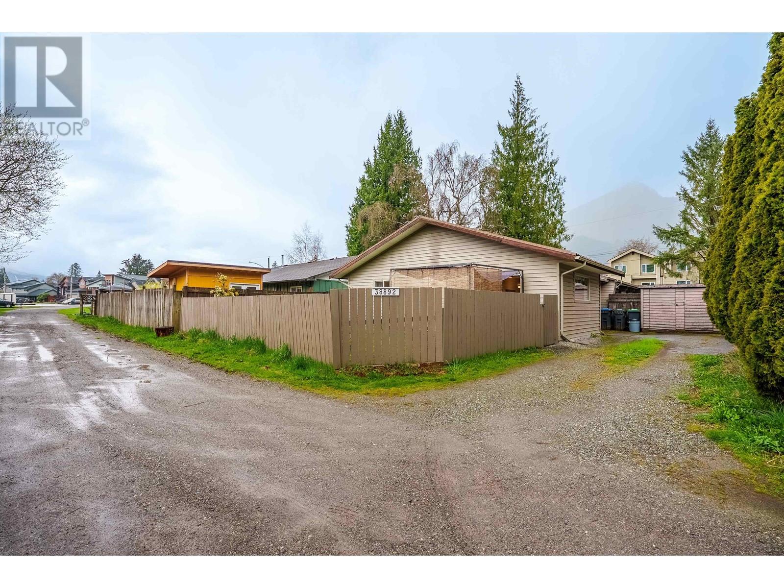 38890-38892 Garibaldi Avenue, Squamish, British Columbia  V8B 0A7 - Photo 18 - R3009728