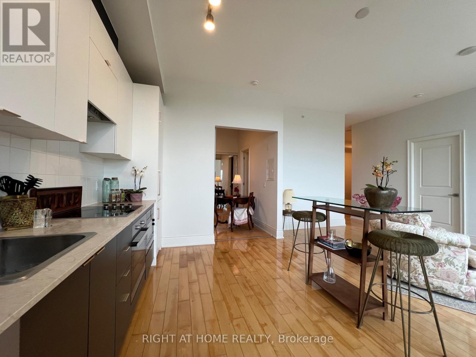 906 - 23 Glebe Road W, Toronto, Ontario  M5P 0A1 - Photo 4 - C12194118