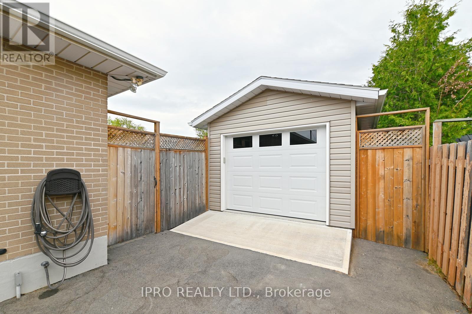 44 Moultrey Crescent, Halton Hills, Ontario  L7G 4N5 - Photo 2 - W12194147