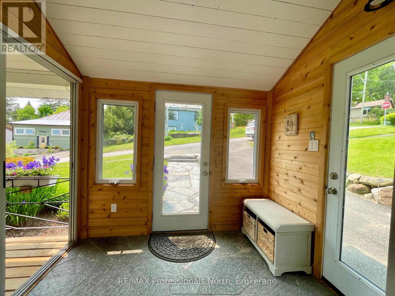 22 Lansdowne St W Street, Huntsville, Ontario  P1H 1W1 - Photo 6 - X12194249