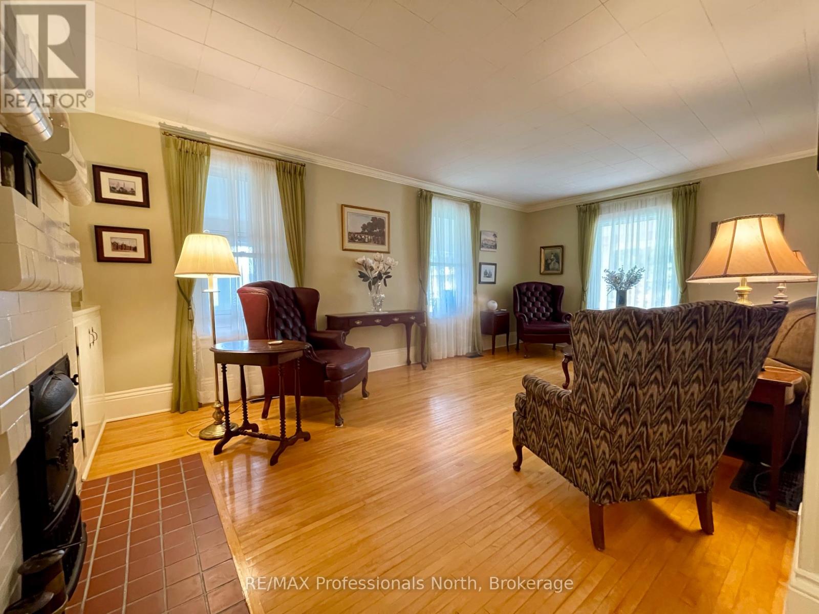 22 Lansdowne St W Street, Huntsville, Ontario  P1H 1W1 - Photo 8 - X12194249