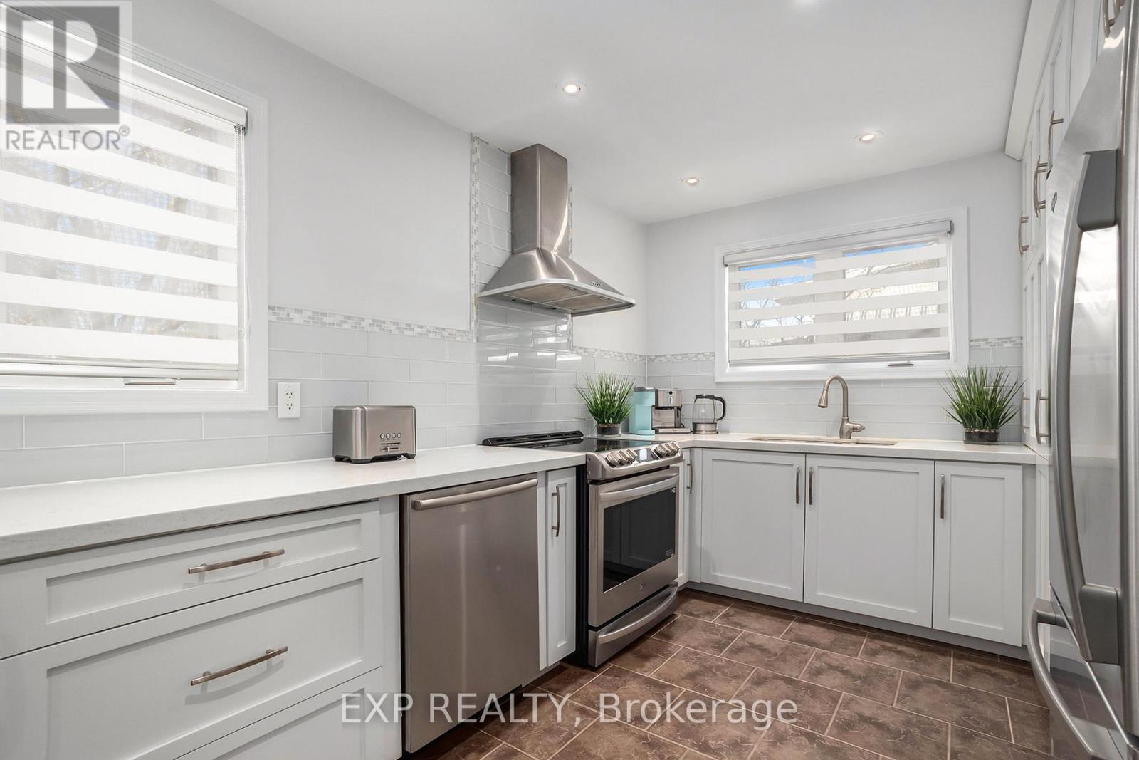 733 Southmore Drive W, Ottawa, Ontario  K1V 7A2 - Photo 12 - X12194252