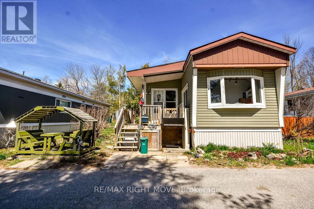 22 - 26 Dunn Avenue, Orillia, Ontario  L3V 2N9 - Photo 1 - S12194266