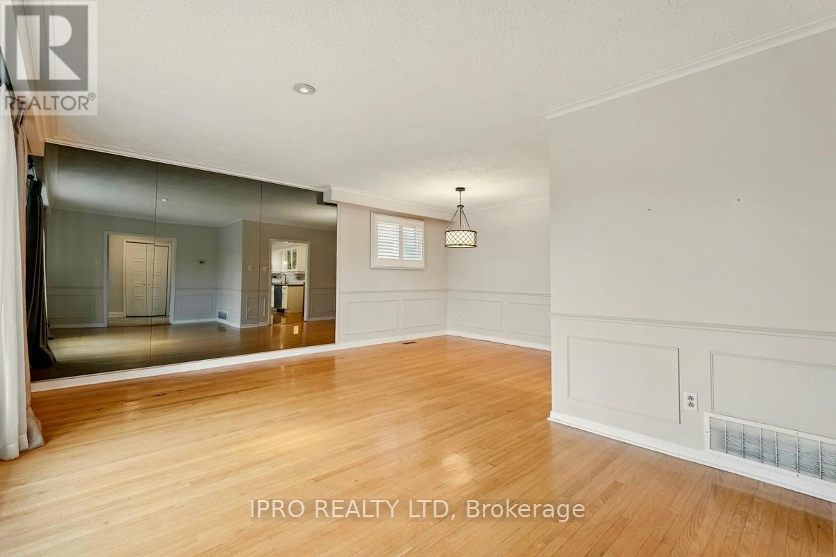 27 Caldwell Crescent, Brampton (Brampton East), Ontario  L6W 1A2 - Photo 12 - W12194255