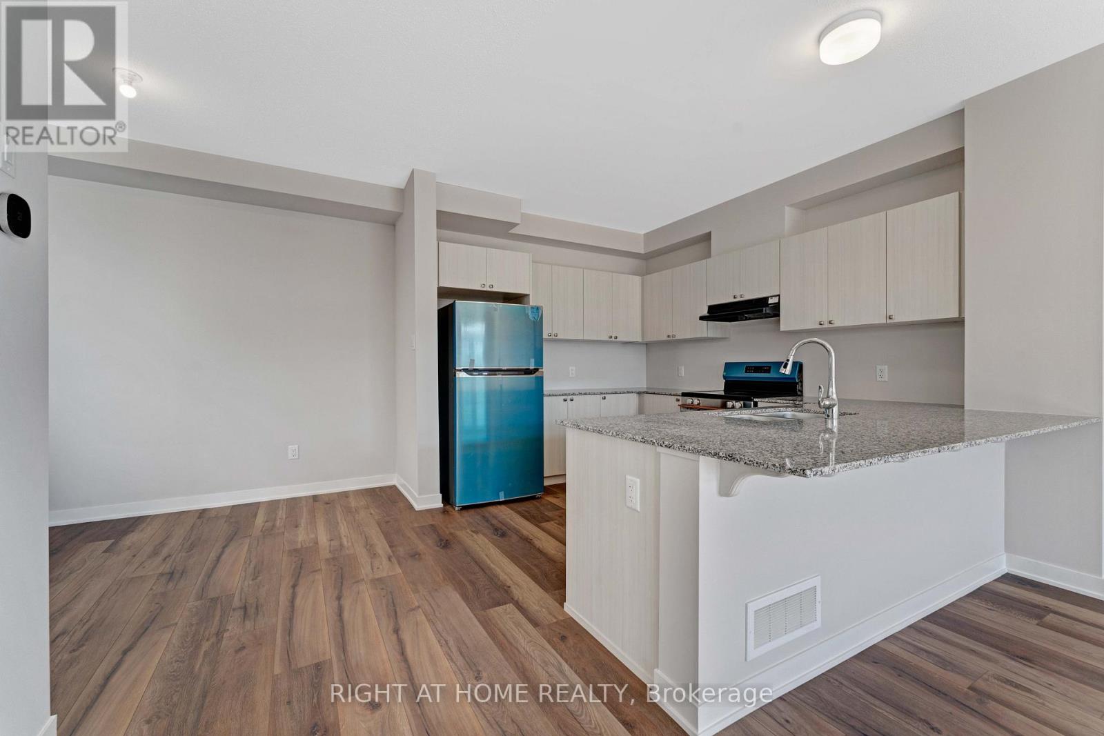 705 Quilter Row, Ottawa, Ontario  K0A 2Z0 - Photo 7 - X12194197