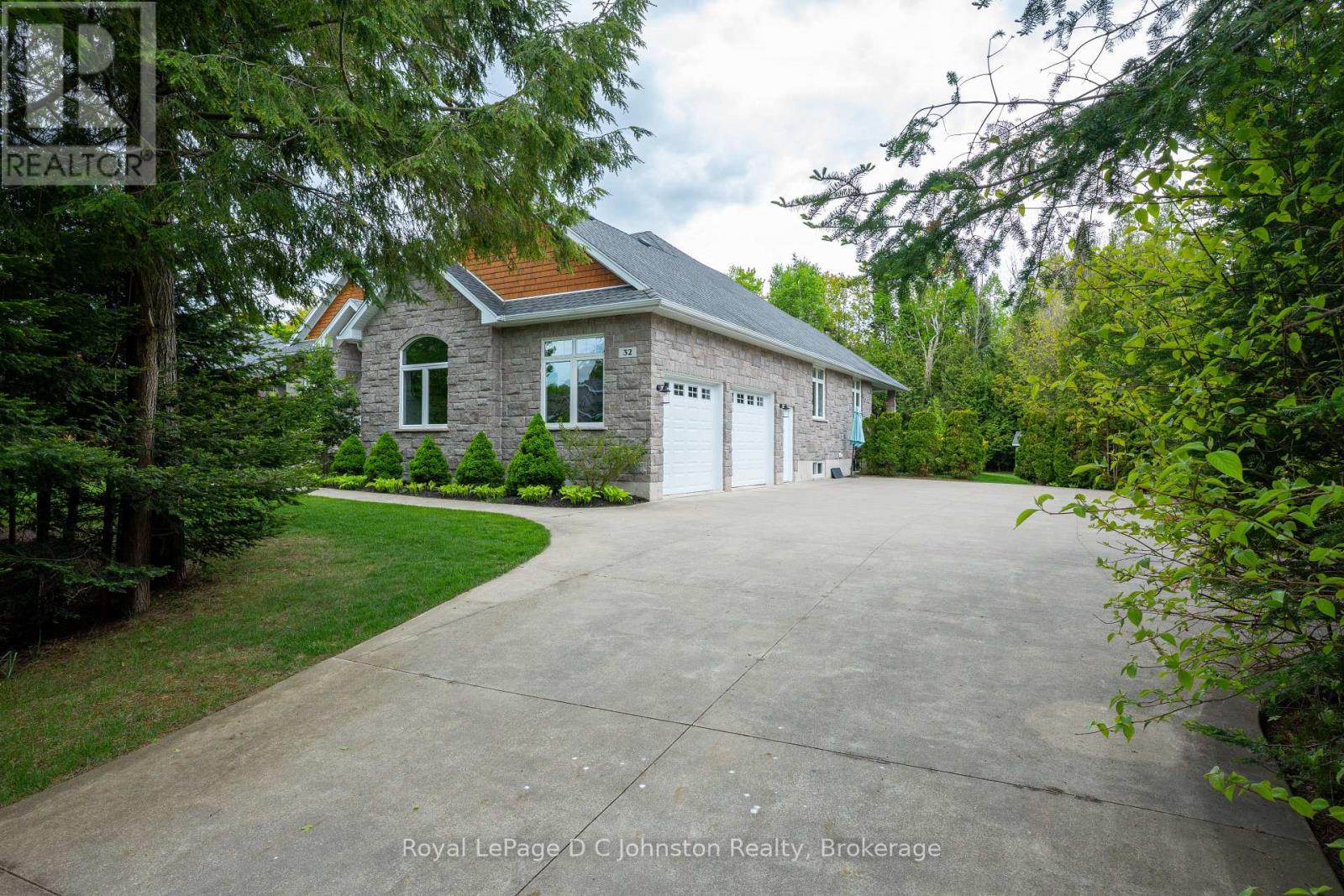 32 Pegasus Trails, Saugeen Shores, Ontario  N0H 2C6 - Photo 2 - X12194316