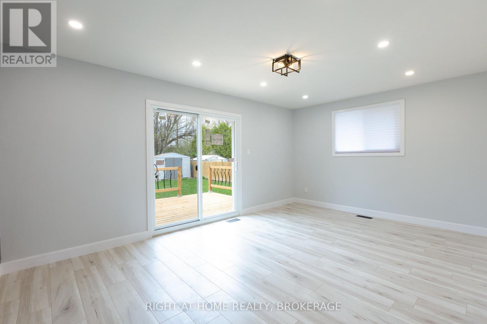 1315 Pinegrove Road, Oakville, Ontario  L6L 2X2 - Photo 10 - W12194274