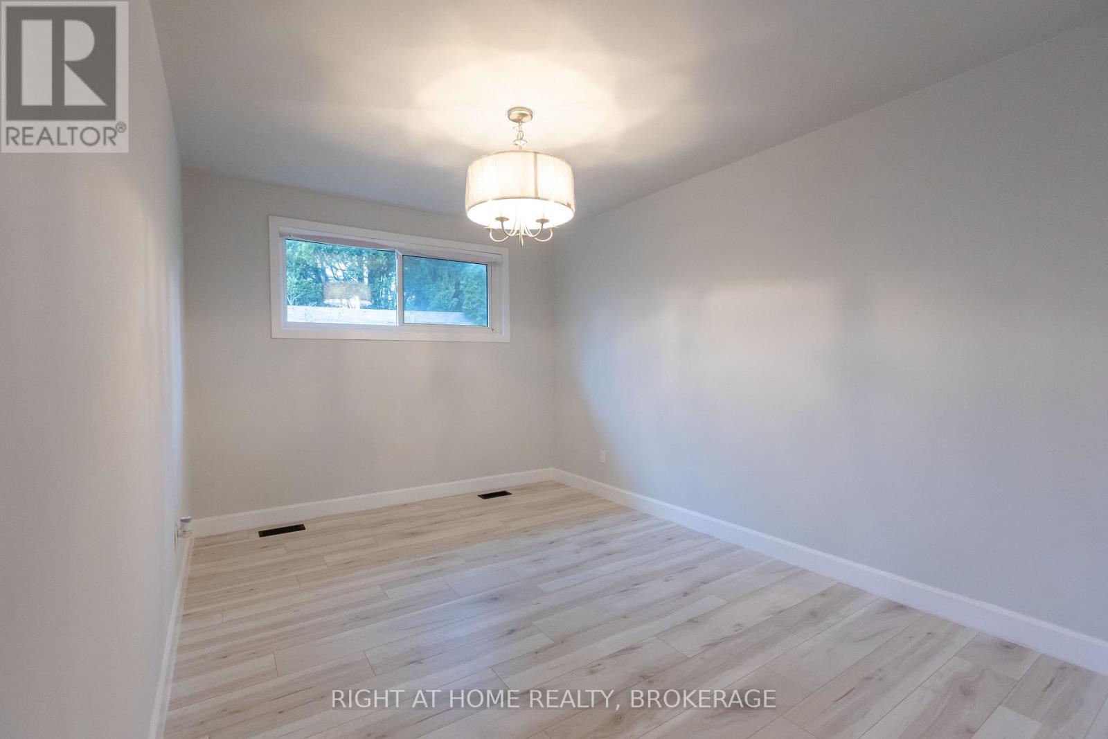 1315 Pinegrove Road, Oakville, Ontario  L6L 2X2 - Photo 12 - W12194274