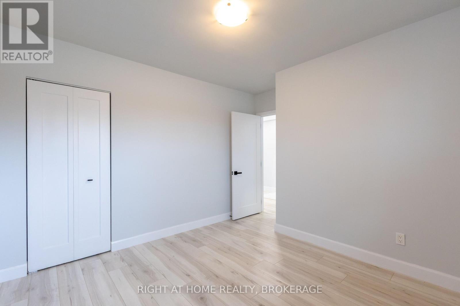 1315 Pinegrove Road, Oakville, Ontario  L6L 2X2 - Photo 13 - W12194274