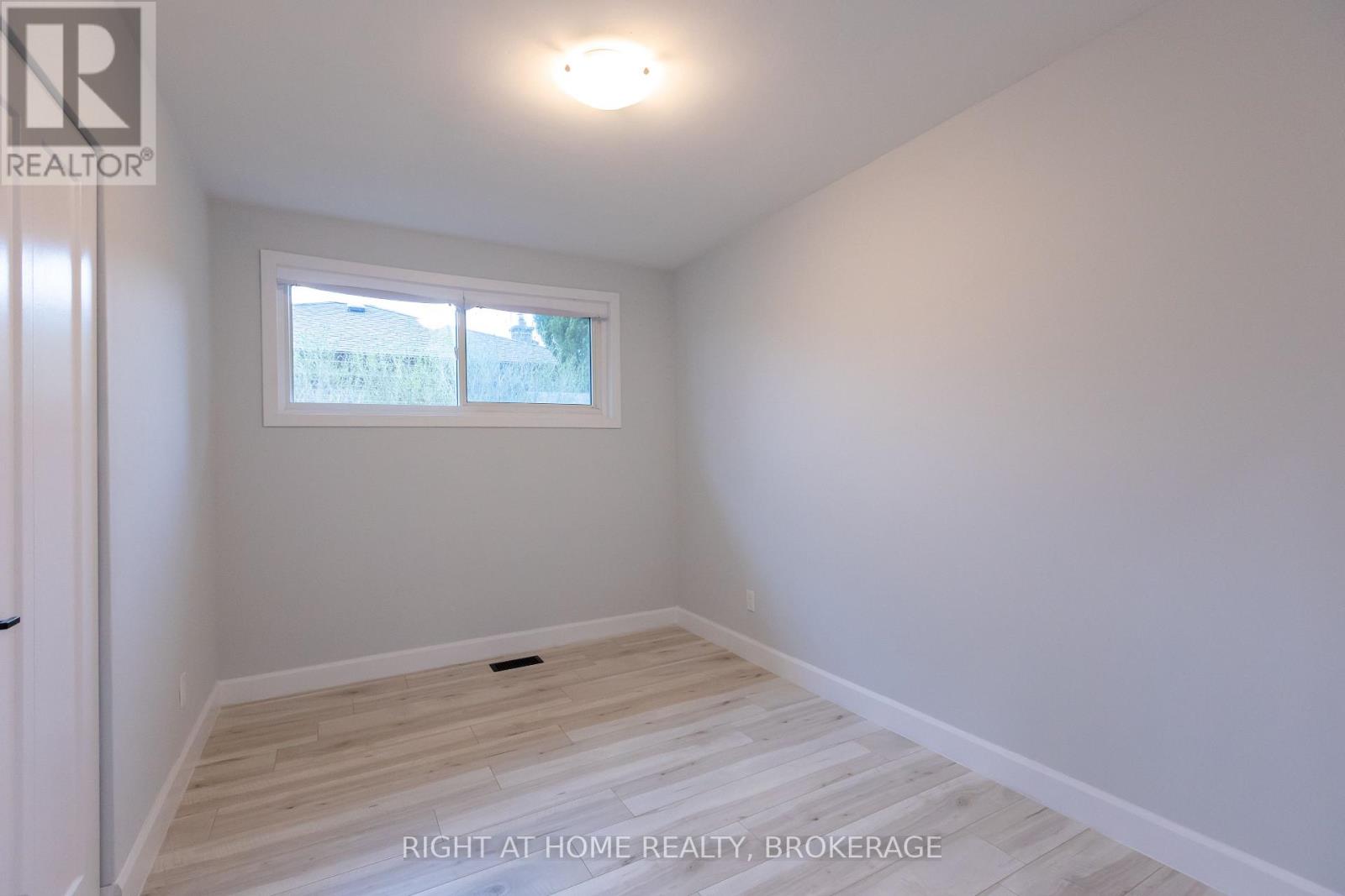 1315 Pinegrove Road, Oakville, Ontario  L6L 2X2 - Photo 14 - W12194274