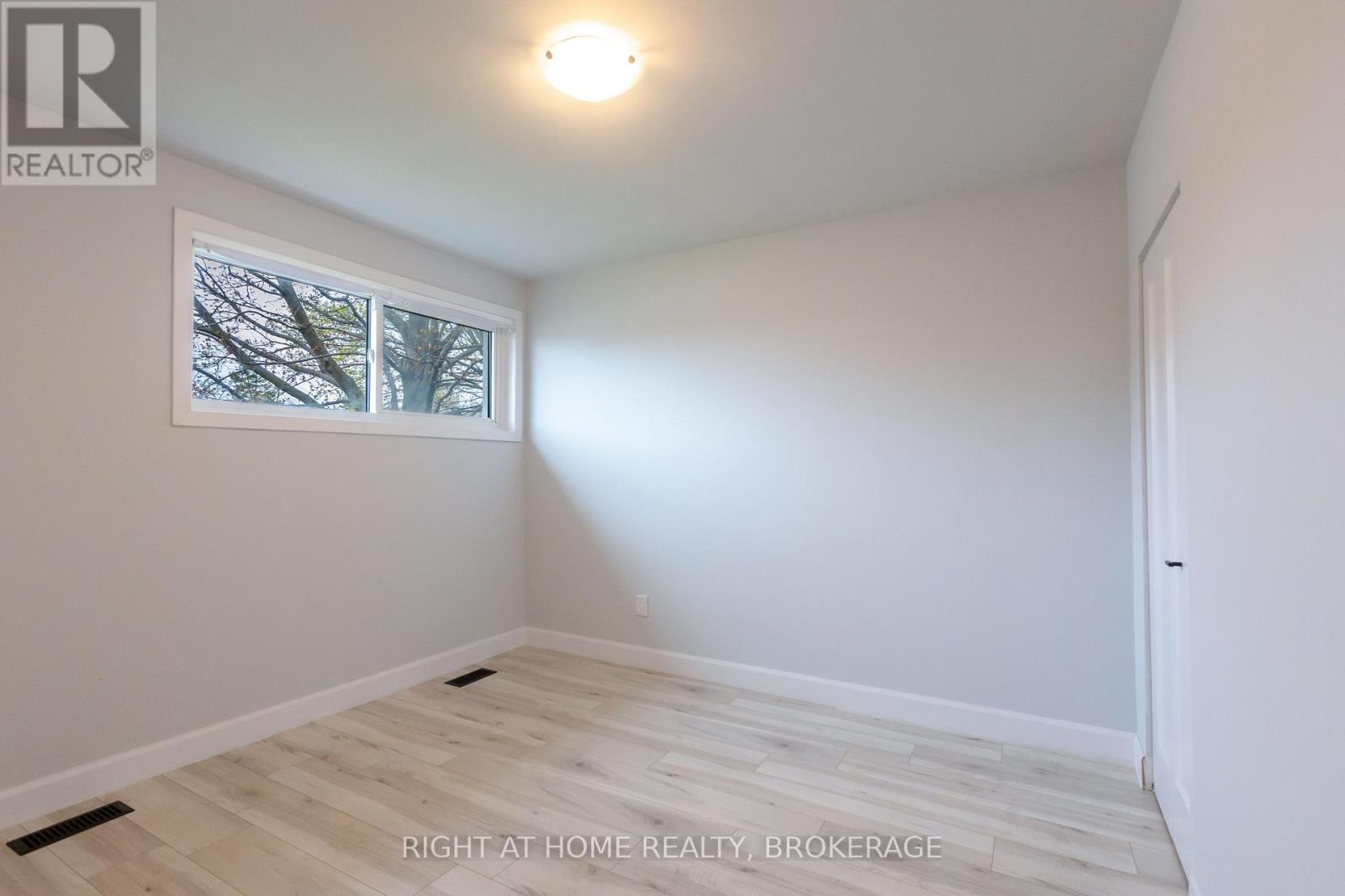1315 Pinegrove Road, Oakville, Ontario  L6L 2X2 - Photo 16 - W12194274