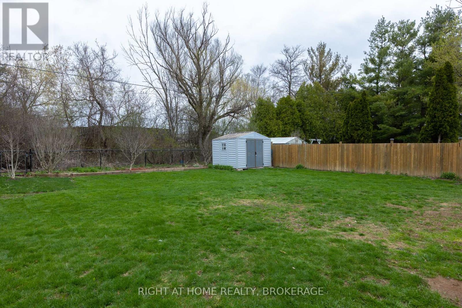 1315 Pinegrove Road, Oakville, Ontario  L6L 2X2 - Photo 4 - W12194274