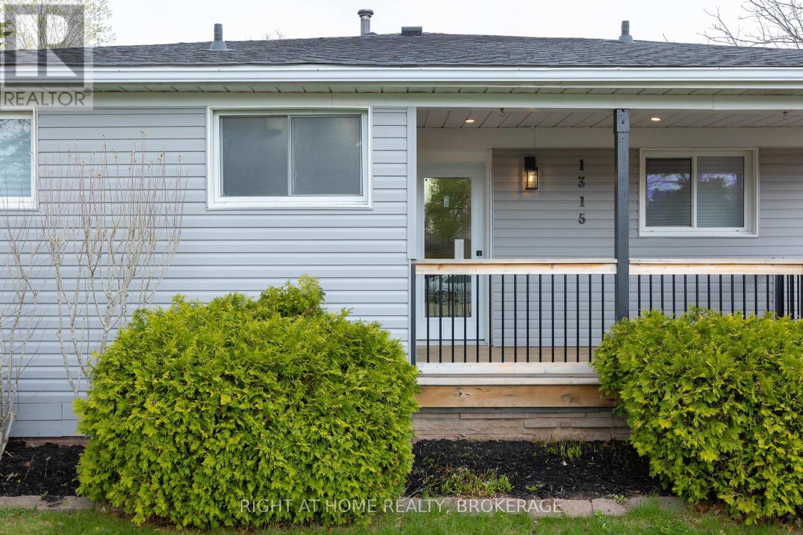 1315 Pinegrove Road, Oakville, Ontario  L6L 2X2 - Photo 5 - W12194274