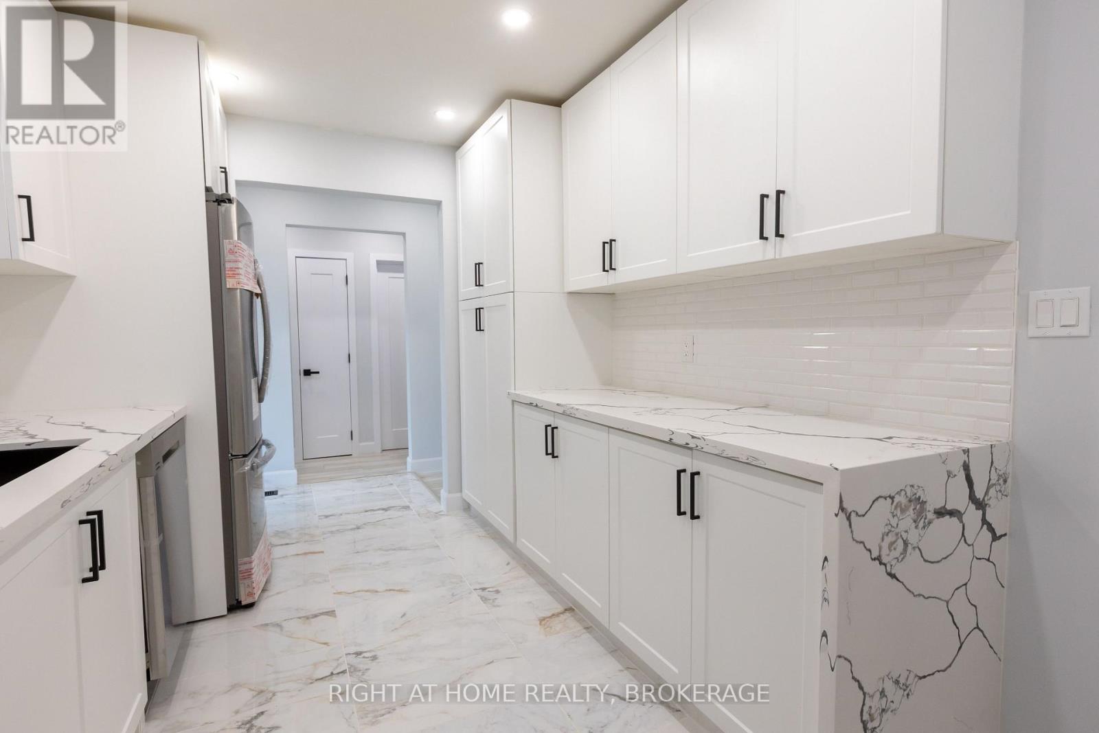 1315 Pinegrove Road, Oakville, Ontario  L6L 2X2 - Photo 7 - W12194274