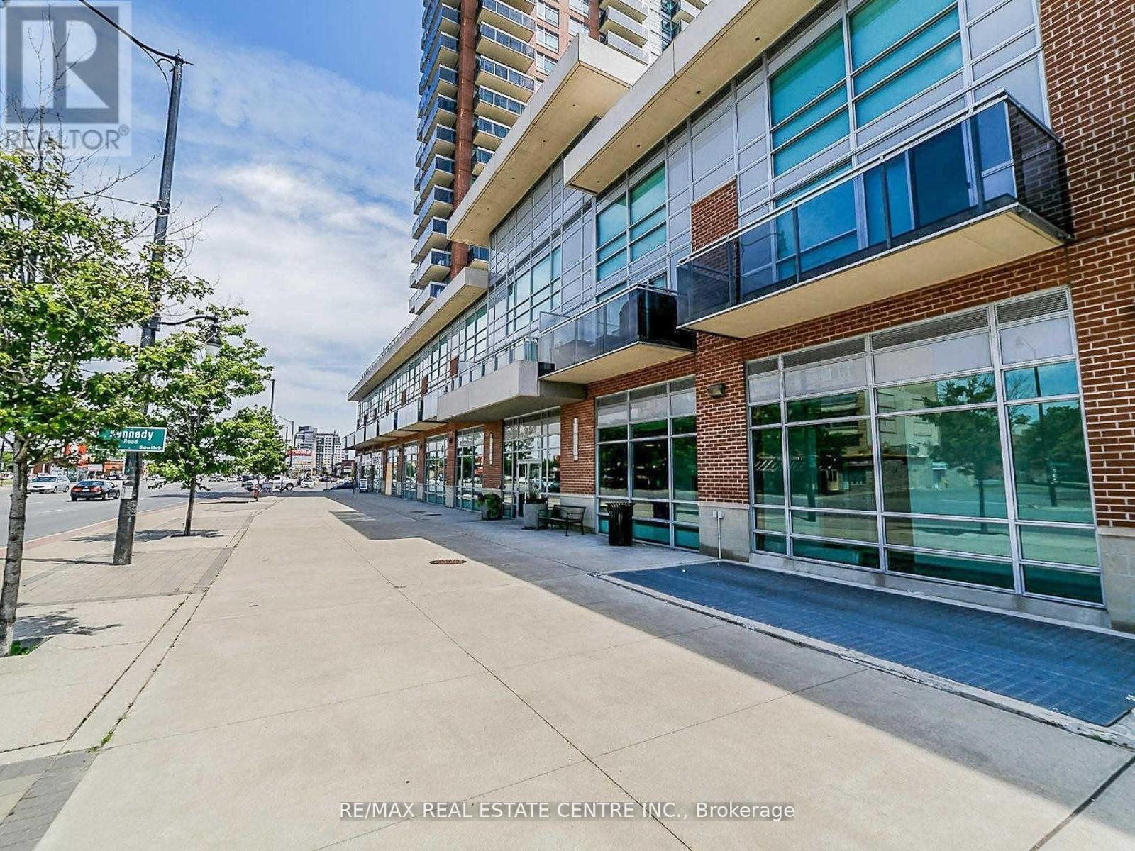 301 - 215 Queen Street E, Brampton, Ontario  L6W 0A9 - Photo 4 - W12194277