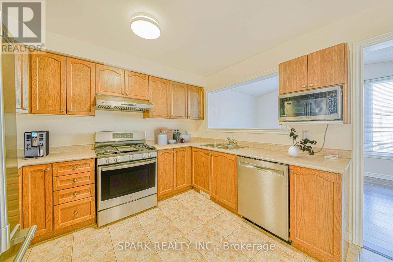 147 Weston Drive, Milton, Ontario  L9T 0V6 - Photo 5 - W12194293