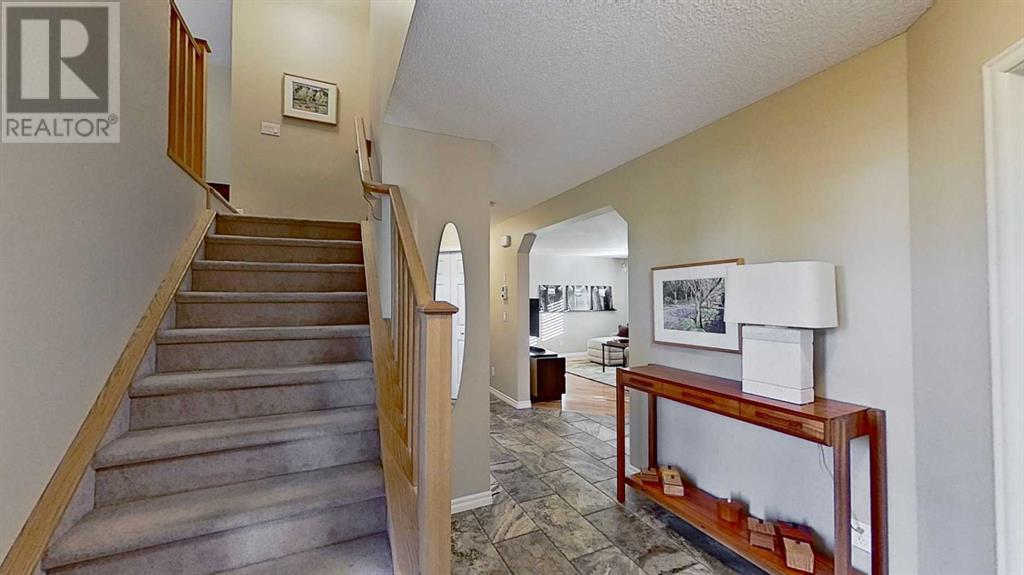 Property at 9 Prairie Springs Close SW image 3