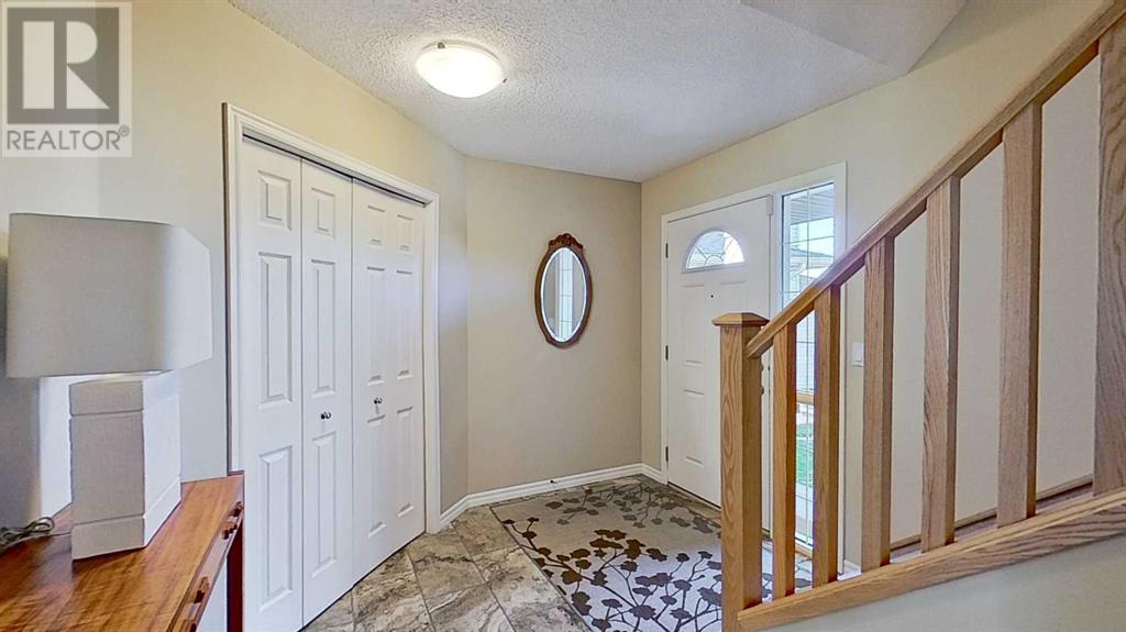 Property at 9 Prairie Springs Close SW image 2