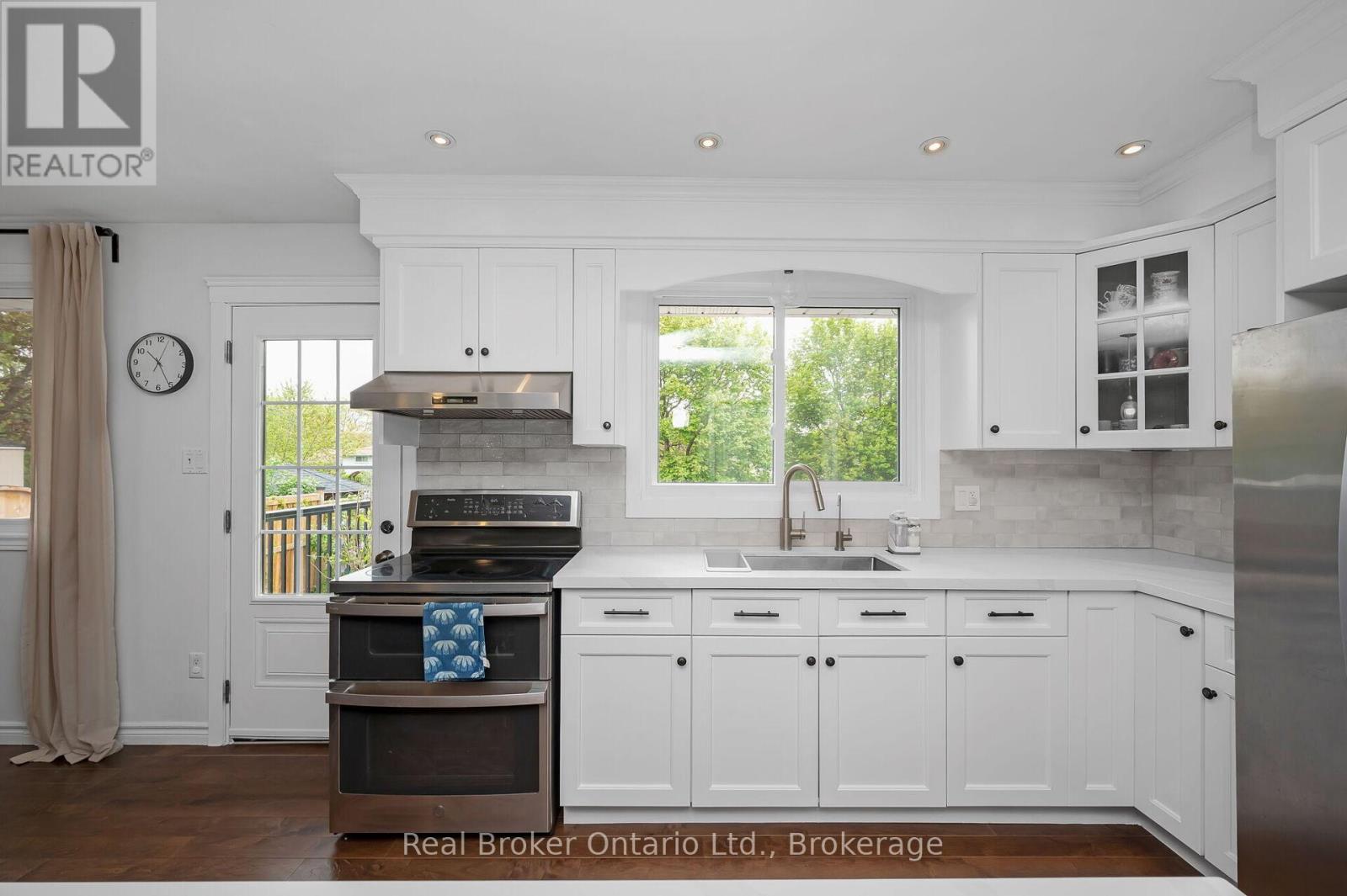 615 Sheraton Road, Burlington, Ontario  L7L 4B3 - Photo 13 - W12194331