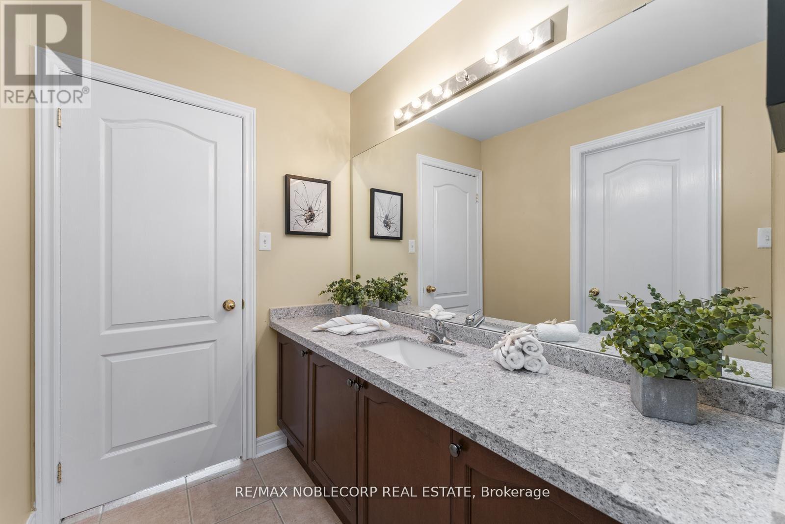 36 Venice Gate Drive, Vaughan, Ontario  L4H 0E7 - Photo 24 - N12003548