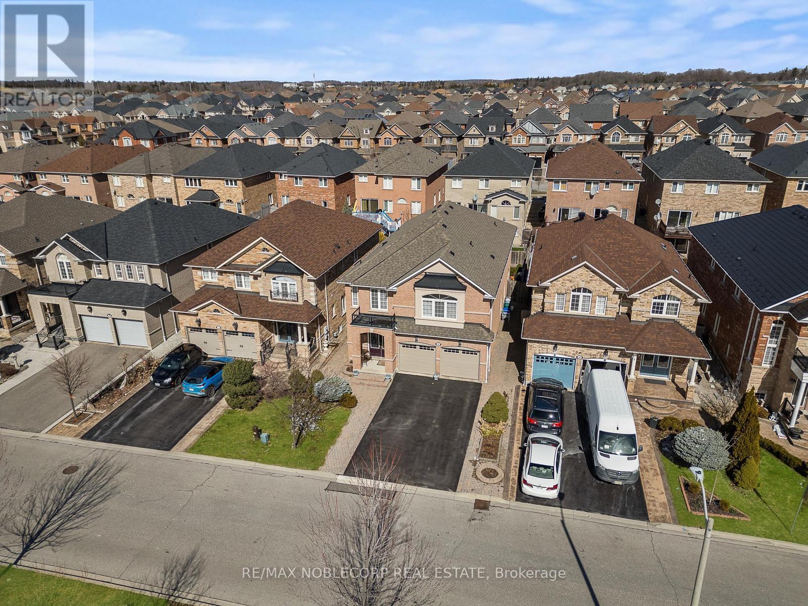 36 Venice Gate Drive, Vaughan, Ontario  L4H 0E7 - Photo 3 - N12003548