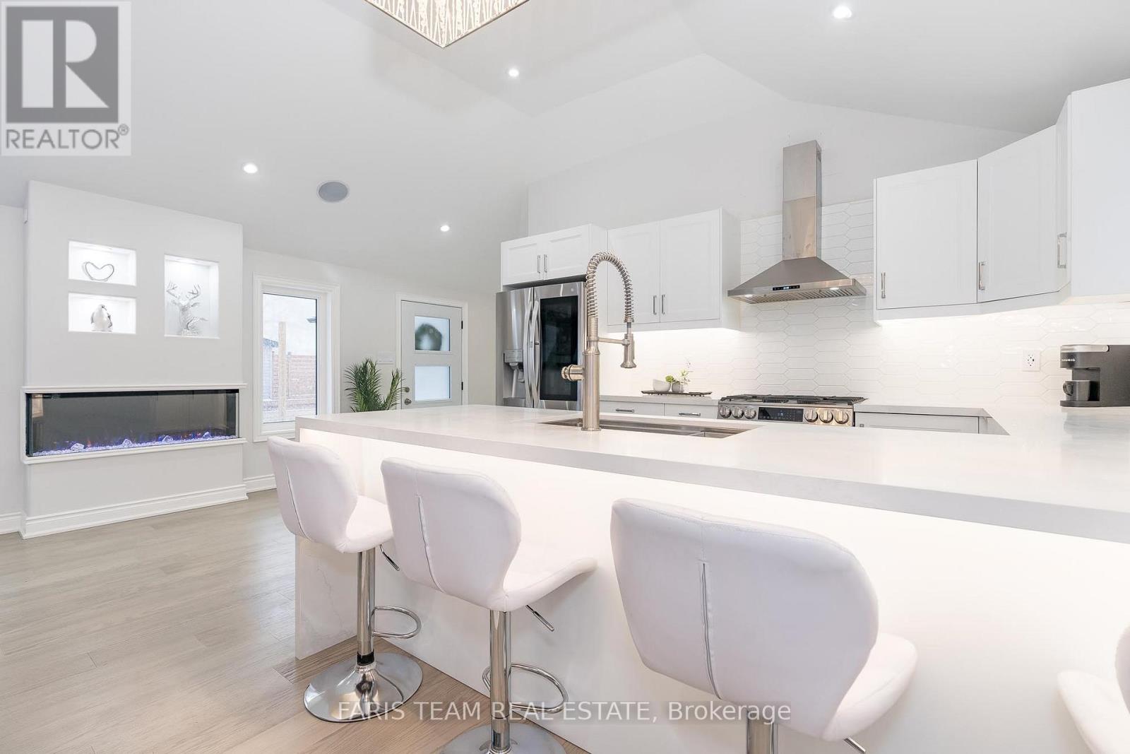 1135 Poplar Drive, Innisfil, Ontario  L0L 1R0 - Photo 8 - N12194347