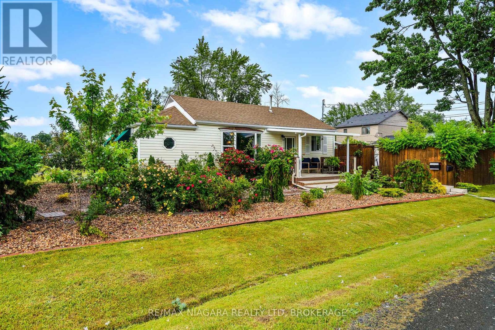 476 Lakeside Road N, Fort Erie, Ontario  L2A 4X7 - Photo 3 - X12194383