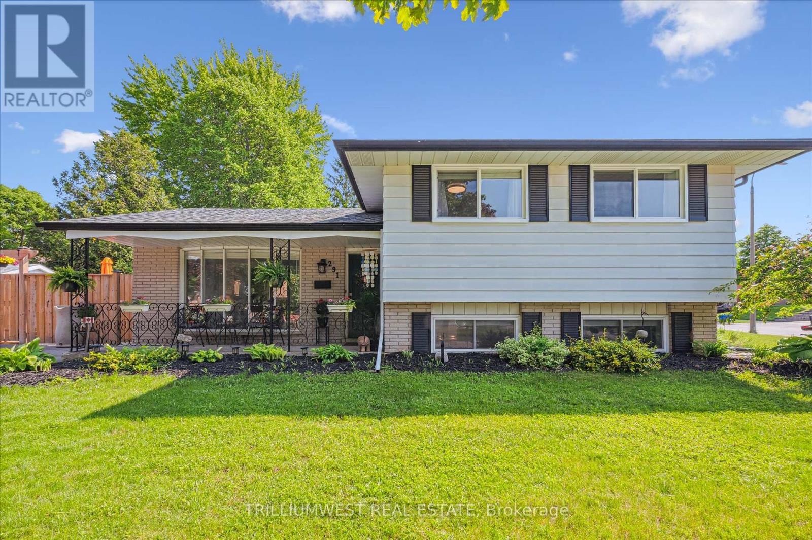 291 Parkmount Drive, Waterloo, Ontario  N2L 4M9 - Photo 2 - X12194335