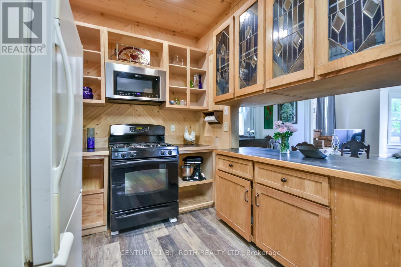 791 Bay Street, Gravenhurst, Ontario  P1P 1G7 - Photo 11 - X12194338