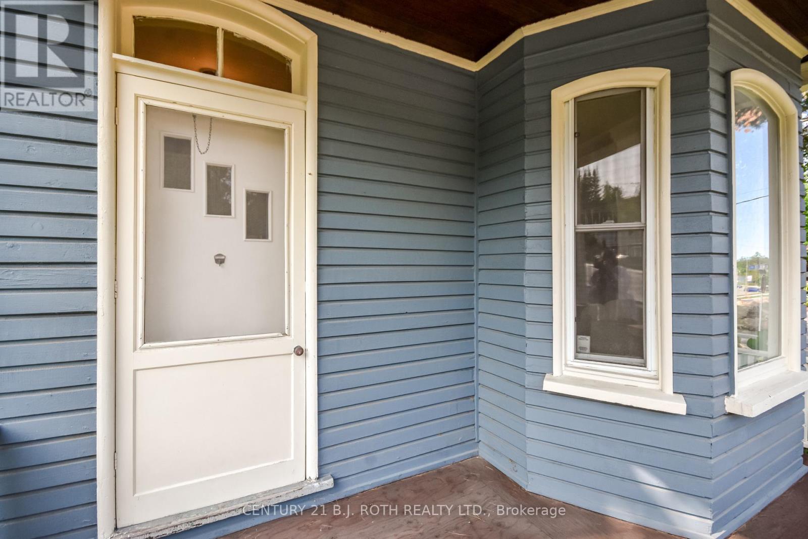 791 Bay Street, Gravenhurst, Ontario  P1P 1G7 - Photo 3 - X12194338