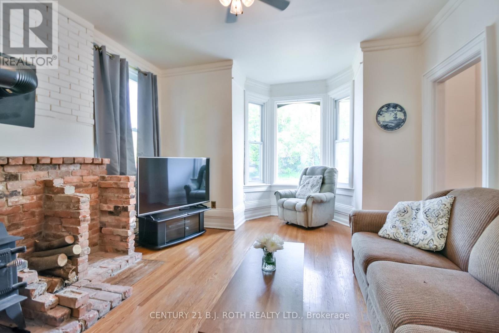 791 Bay Street, Gravenhurst, Ontario  P1P 1G7 - Photo 7 - X12194338
